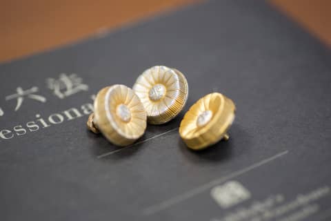 日本の司法試験のバッジ、テーブルの上に配置。