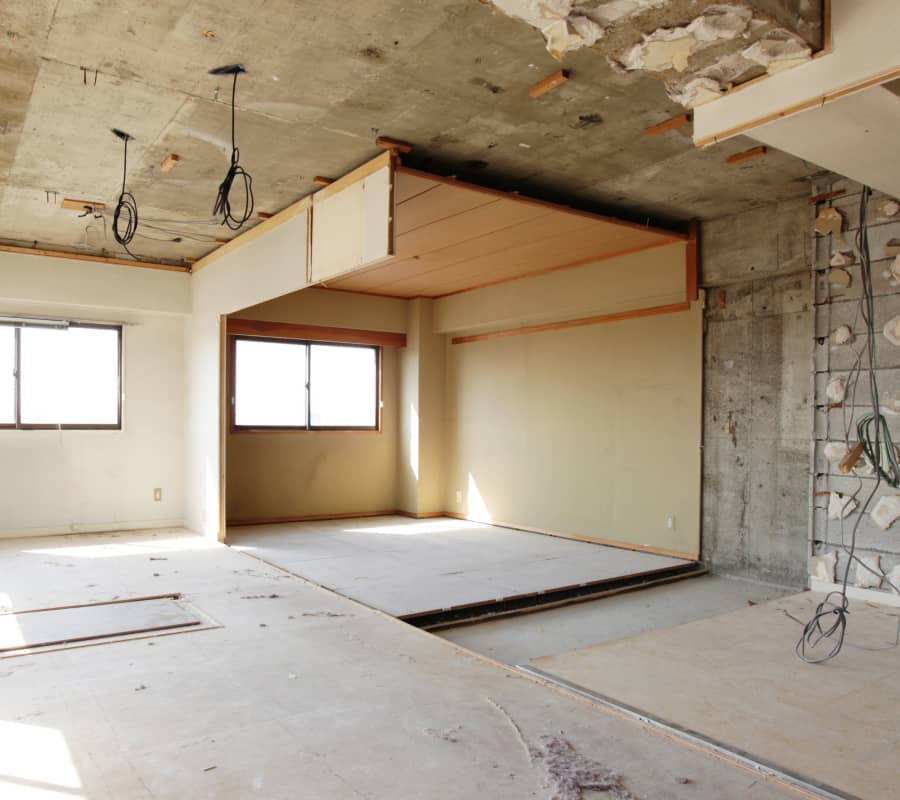 リフォーム中の室内。天井の一部が剥がされ、床も工事途中の状態。