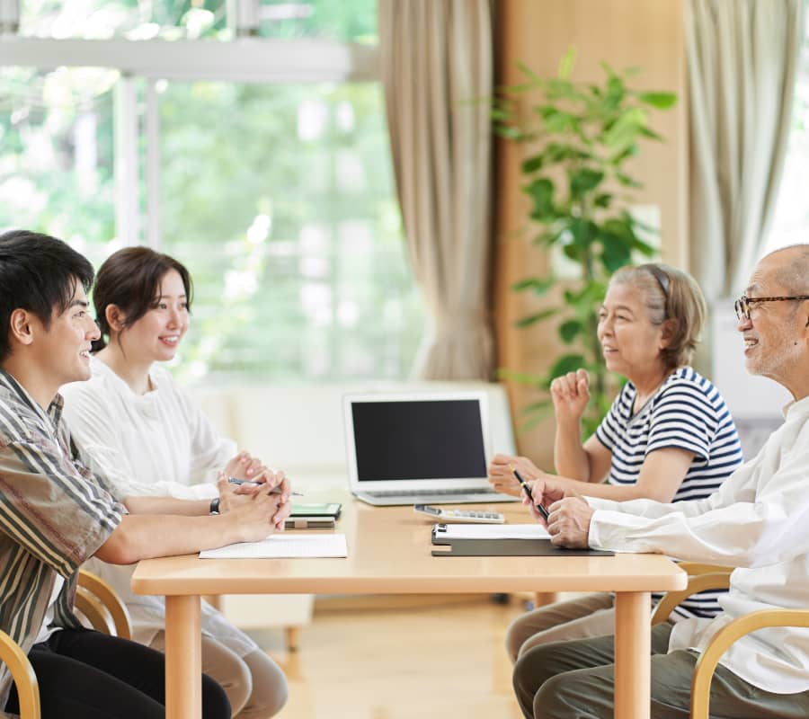 明るい部屋で行われている家族会議の様子。